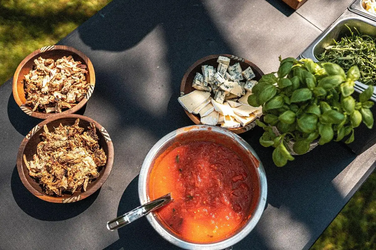 Verse Italiaanse toppings: kazen, vlees, tomatensaus en basilicum